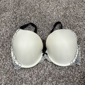Victoria's Secret Dream Angels Plunge Bra Cream and Black Lace